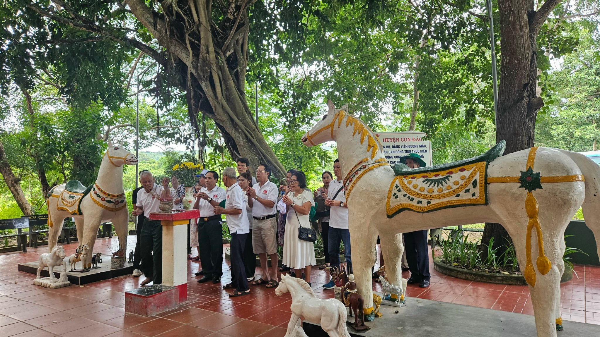 TOUR CÔN ĐẢO 2N2Đ – HÀNH TRÌNH VỀ MIỀN ĐẤT THIÊNG-2